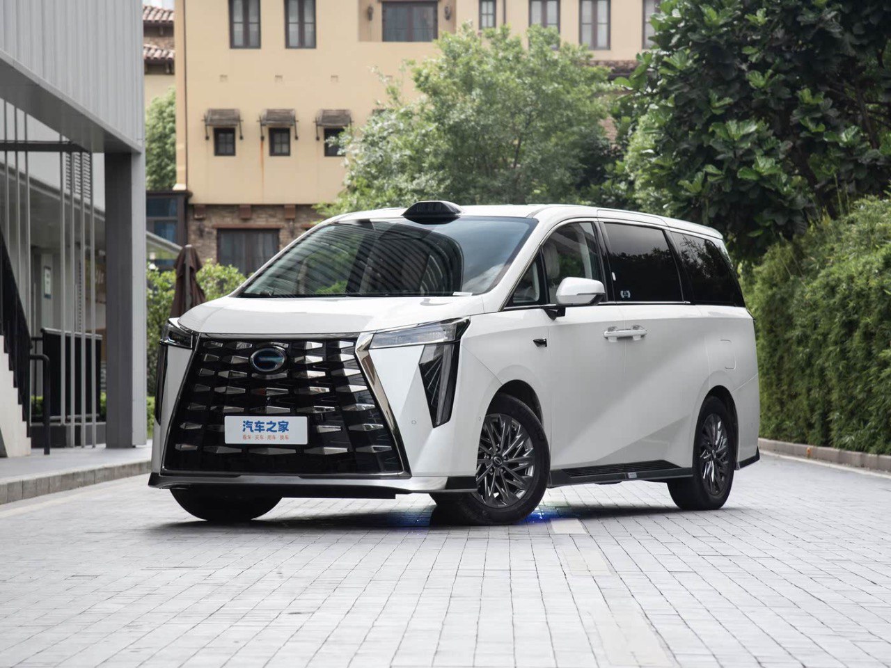 Trumpchi Xiangwang M8 — минивэн с Huawei•